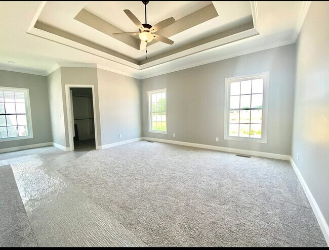 Building Photo - 4 Bed 2 bath with 3 car attached garage