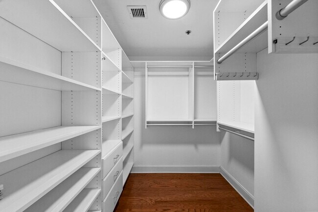 Building Photo - 727 Monroe St