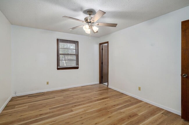 Building Photo - Charming 3 Bedroom House in Springfield!
