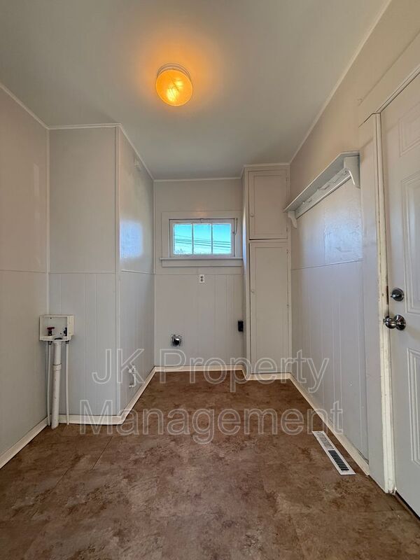 Building Photo - 511 33rd St N