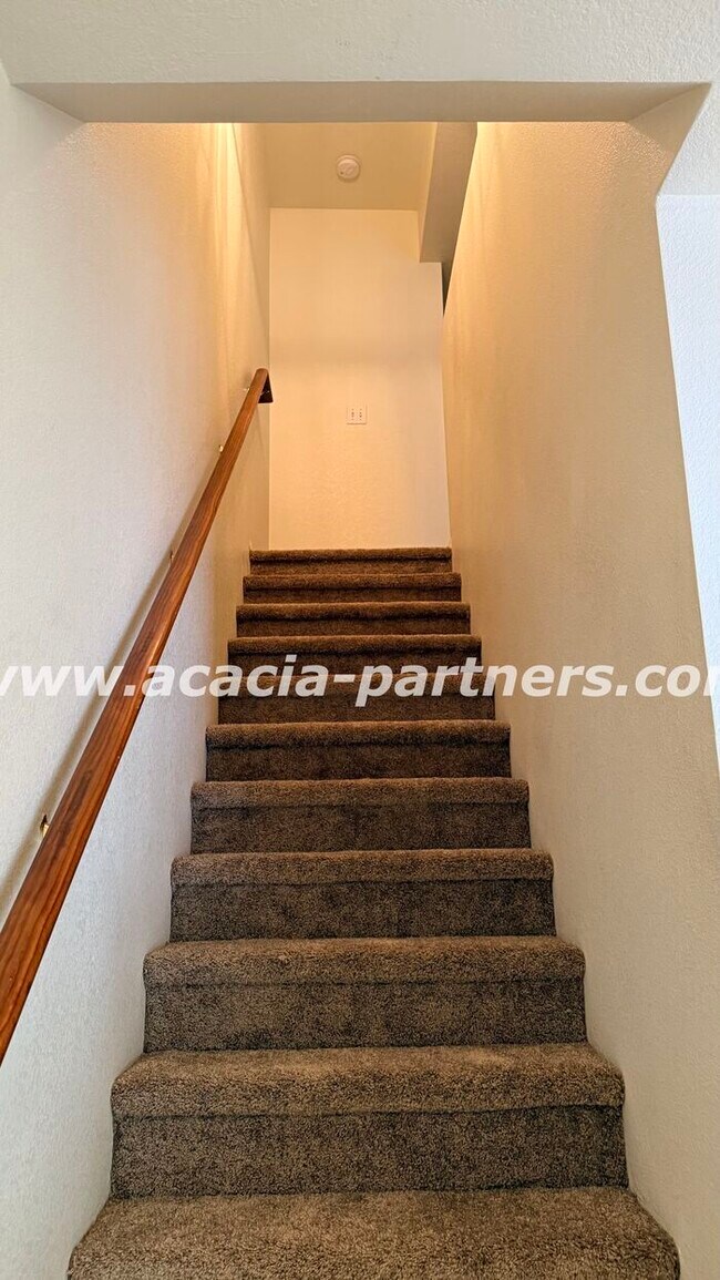 Building Photo - Gated 2 bed 2.5 bath