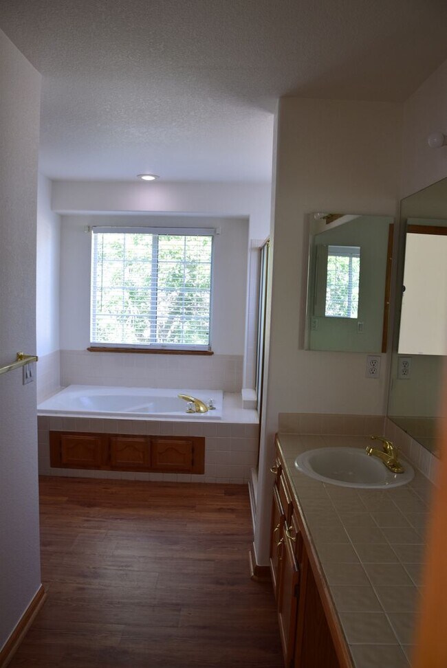 Building Photo - Beautiful 5 bedroom home w/ 3 car garage in Littleton