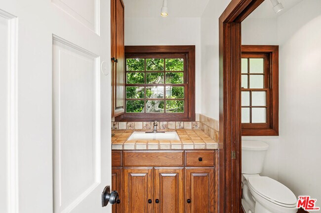 Building Photo - 10309 La Grange Ave