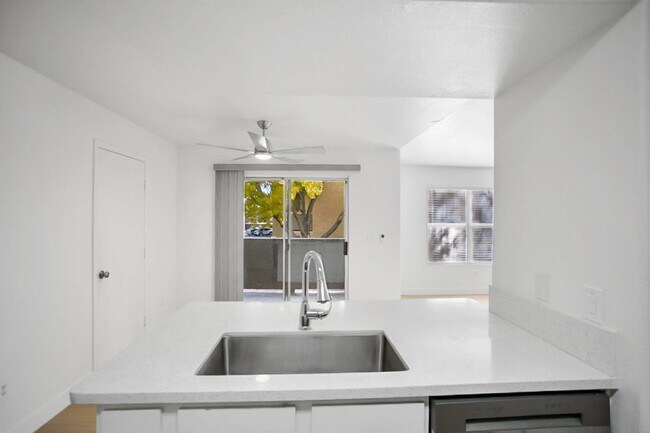 Building Photo - 3 Bedroom, 2 Full Bath Condo In Great Location