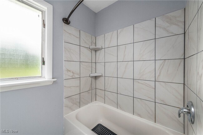 Building Photo - 23728 Glenhill Dr