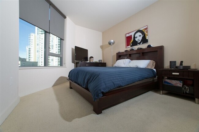 Building Photo - Beautiful 2 bedroom 2 bath condo in the Do...