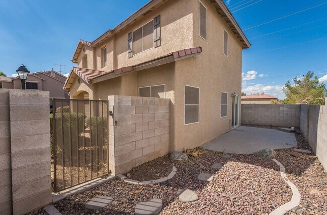 Building Photo - 3 BEDROOM HOUSE WITH OPEN FLOOR PLAN !!