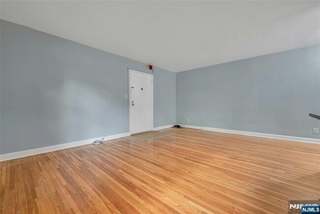 Building Photo - 2350 Linwood Ave