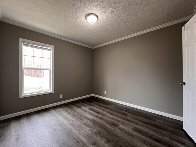 Building Photo - 211 Hickory Ct