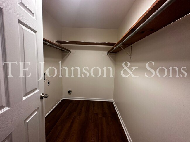 Building Photo - 1 Bedroom Near Easton Park! Water Included
