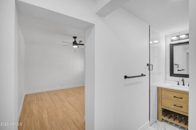 Building Photo - 4028 E Edgemont Ave