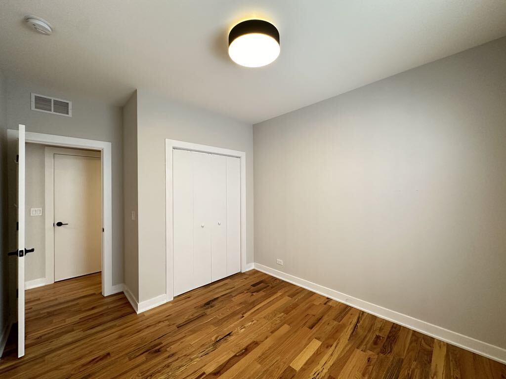 Building Photo - 643 W Wrightwood Ave
