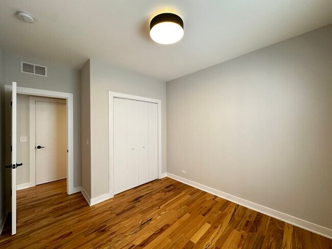 Building Photo - 659 W Wrightwood Ave