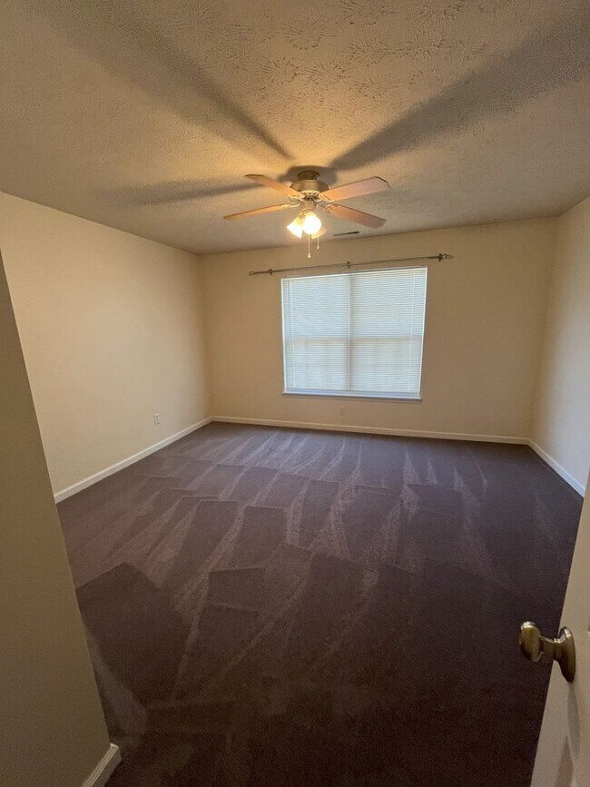 Building Photo - COZY 2 BR+DEN IN GREAT NEIGHBORHOOD