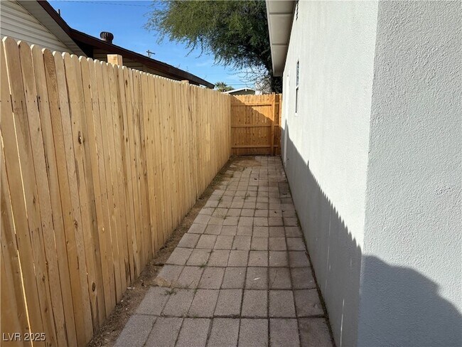 Building Photo - 2005 Fontenelle St