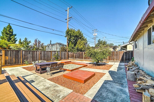 Building Photo - 2475 Armstrong Pl