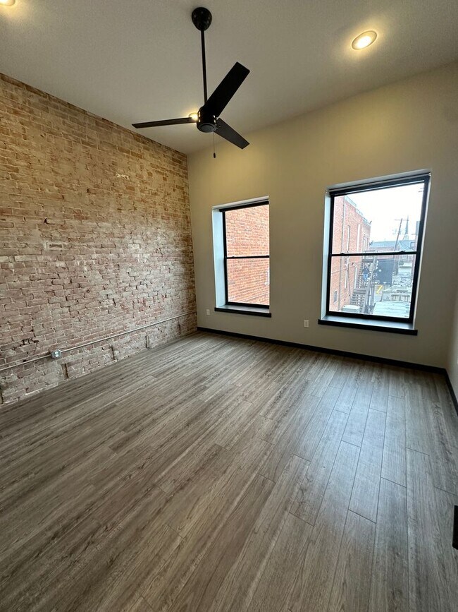 Building Photo - 409 W Norfolk Ave