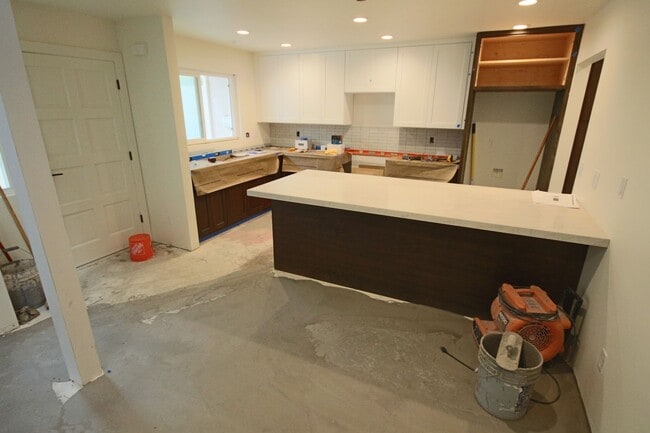 Building Photo - Completely Remodeled 3br Townhome in UTC