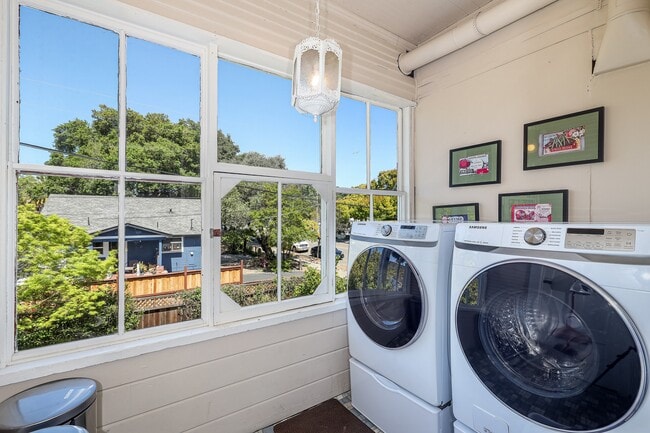 Building Photo - 131 N Main St