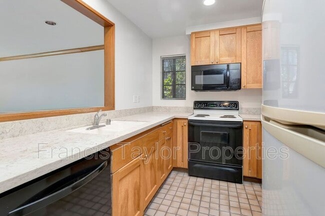 Building Photo - 8840 Villa La Jolla Dr