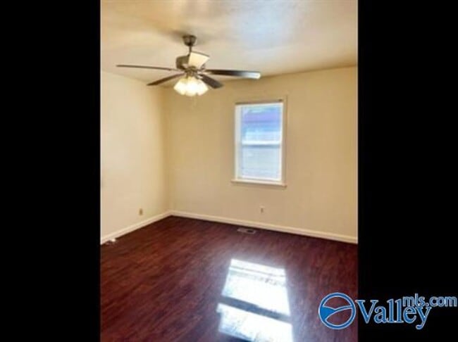 Building Photo - 1332 Oshaughnessy Ave NE