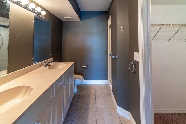 Building Photo - Well-Maintained 2BR/2BA Condo with Lake Vi...
