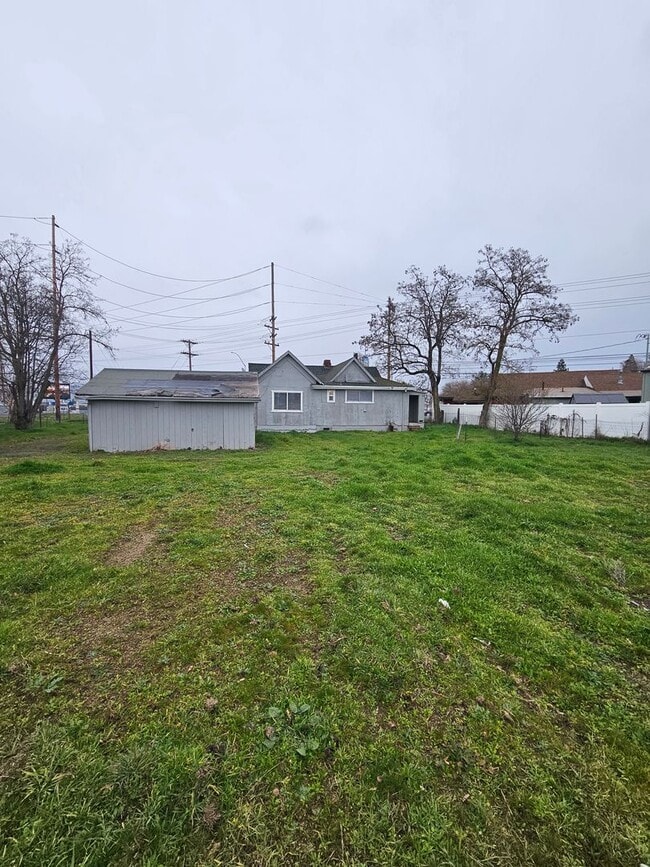 Building Photo - Almost 1300 sqft of Living Space with Plenty of Parking