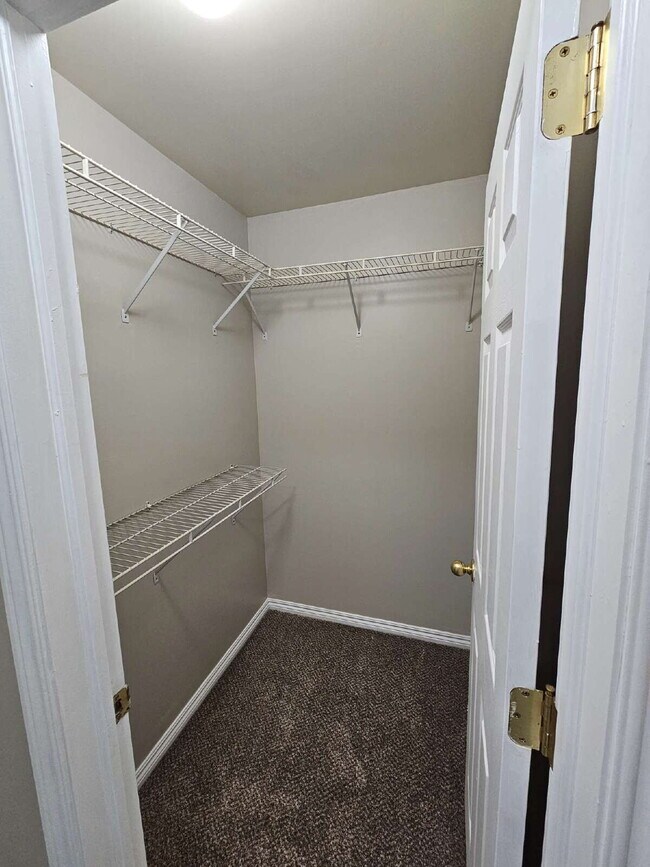 Building Photo - 1st Floor Condo w/ Large Living Room "New Carpet" "Freshly Painted" w/ Eat In Kitchen and All App...