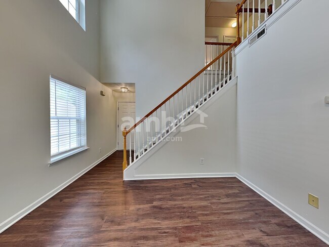 Building Photo - 1717 Beacon Valley Dr