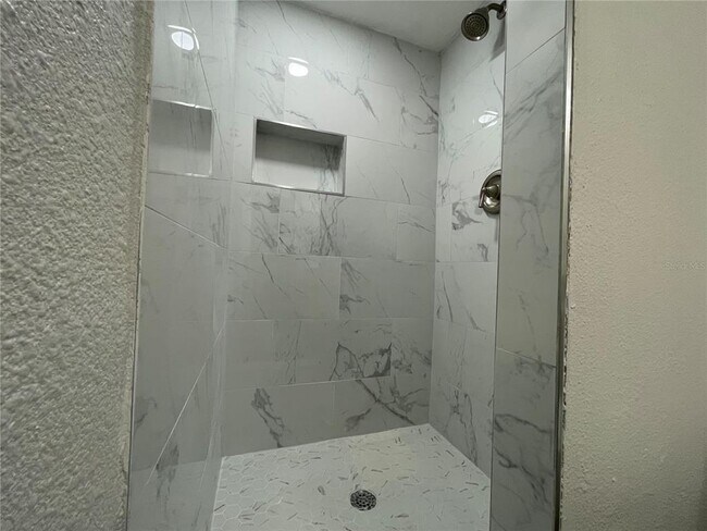 Building Photo - 211 Pine Ct