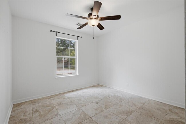 Building Photo - 108 Songbird Ct