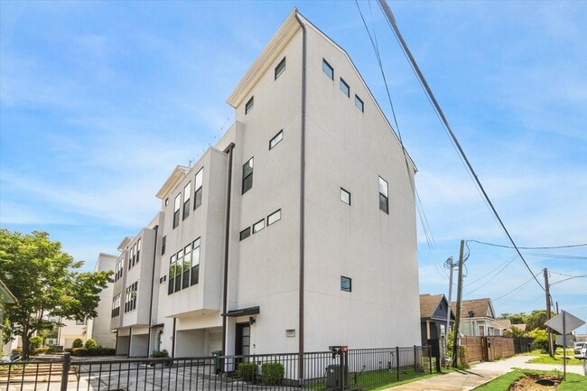 Building Photo - 1703 Weber St