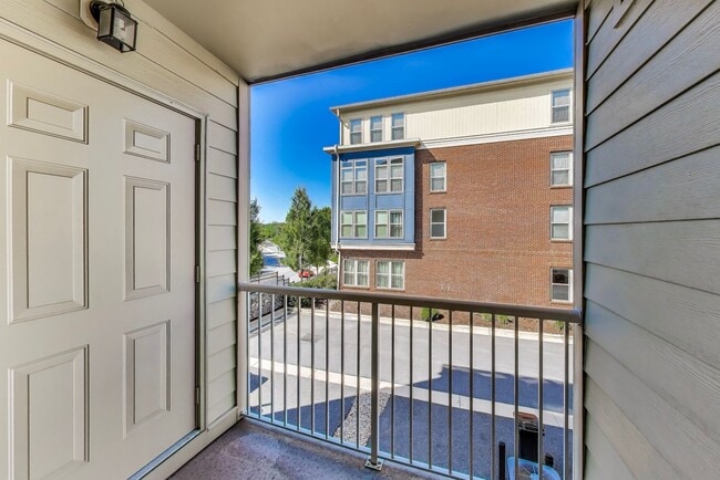 Building Photo - Elegant 3 bedroom, 2.5 bath townhome in Crown Farm