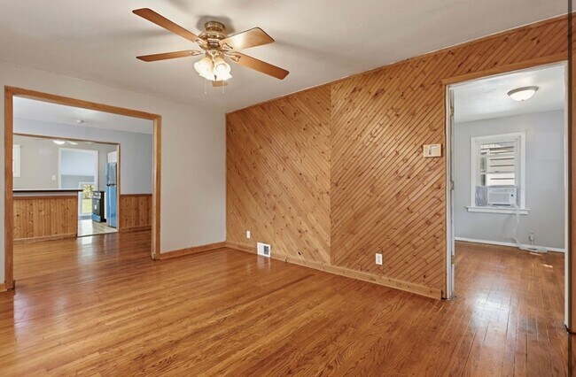 Building Photo - Move-In Ready 3 Bedroom with Fenced Yard & Garage!
