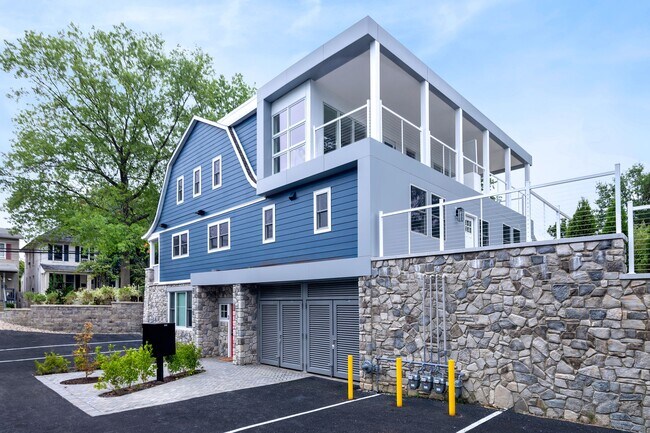 Building Photo - 166 John St
