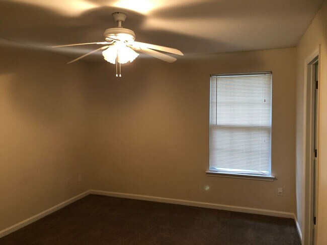 Building Photo - 3/3  with Garage in Wolf Creek