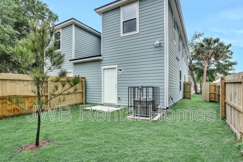 Building Photo - 713 Pippin St
