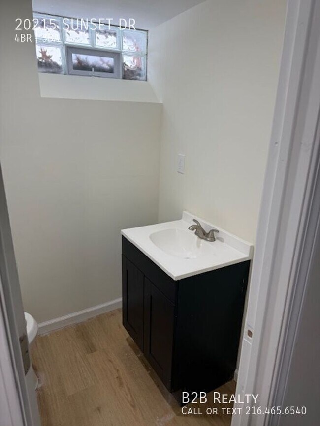 Building Photo - 20215 Sunset Dr