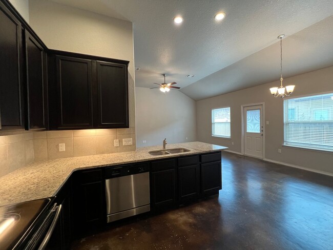 Building Photo - Luxury 3/2 Duplex in Seguin, Texas