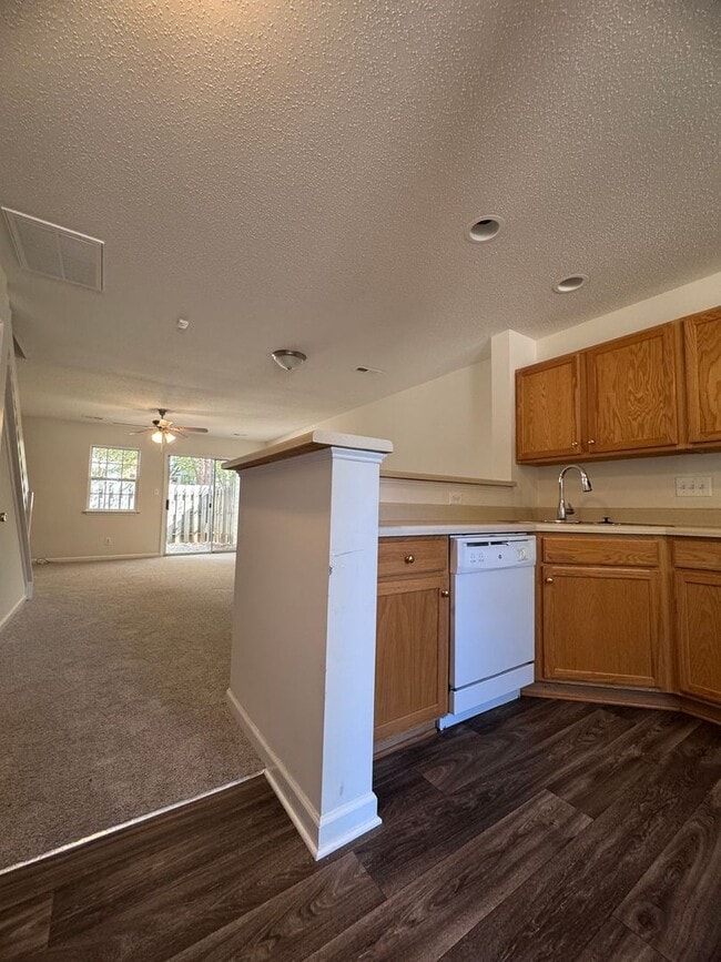 Building Photo - Wonderful 2BR 2.5BA Townhome with All Appl...