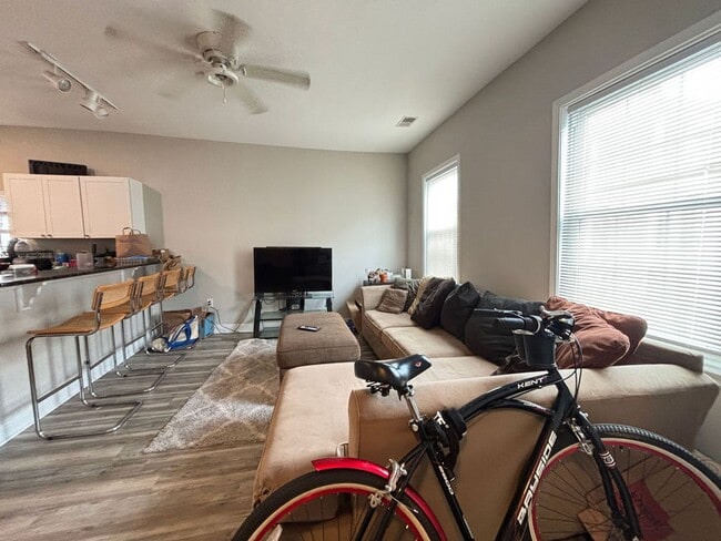 Building Photo - Available 8/15. Renovated 4 BR Home Downtown!