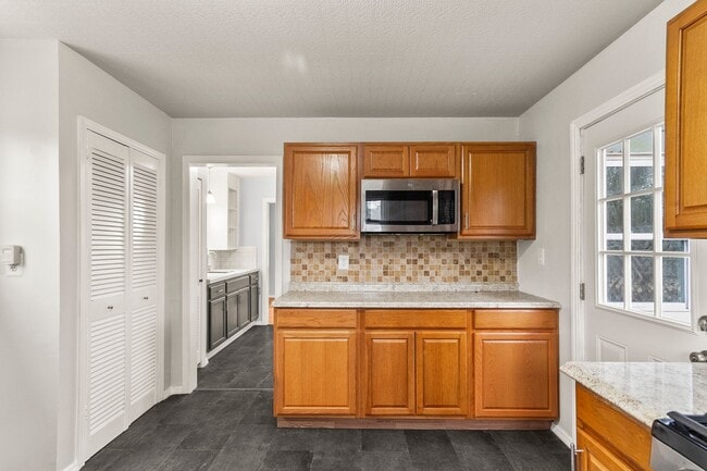 Building Photo - Charming Circlewood Cottage Available NOW!