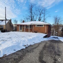 Building Photo - Spacious Ranch in Green Tree!