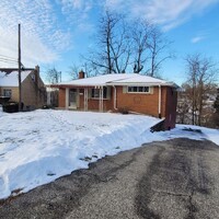 Building Photo - Spacious Ranch in Green Tree!