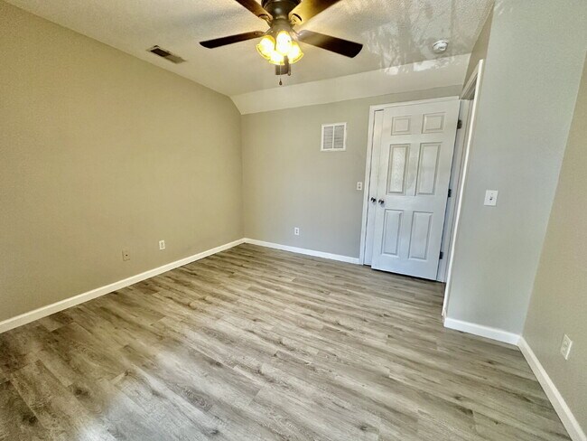 Building Photo - Three Bedroom, Townhome in The Farm!