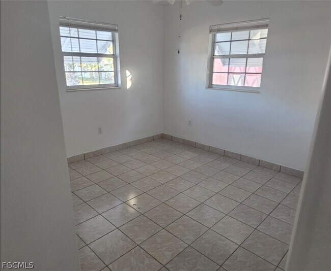 Building Photo - 204 E Bougainvillea Rd