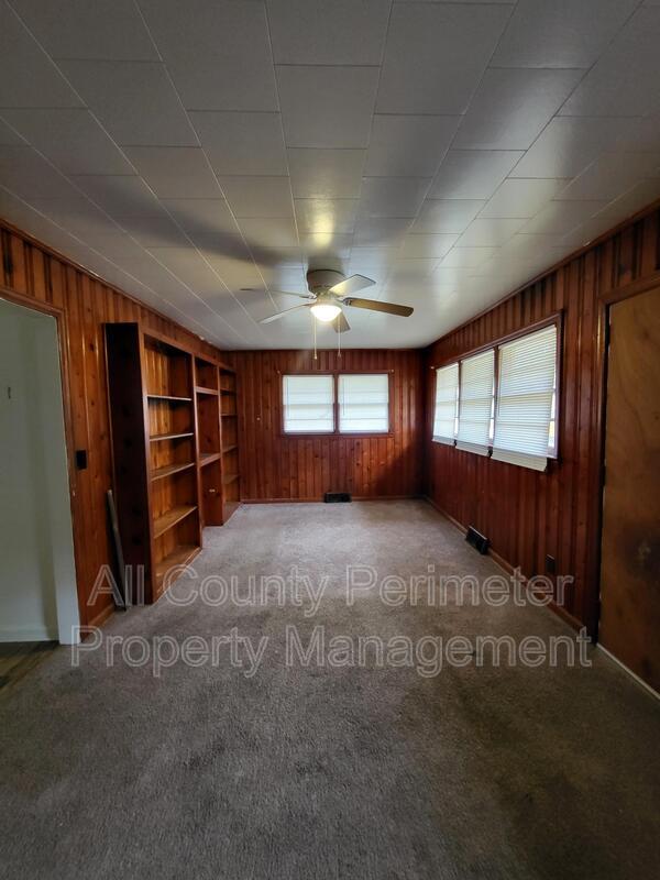 Building Photo - 2639 Tredway Dr