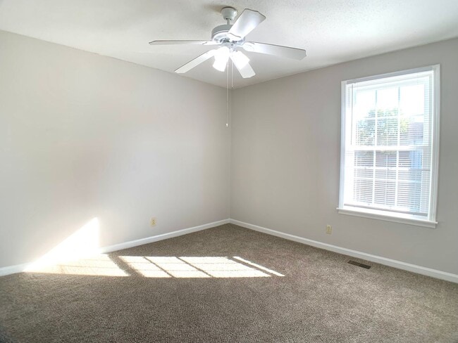 Building Photo - 102 Nuthatch Cir