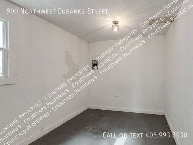 Building Photo - 900 NW Eubanks St