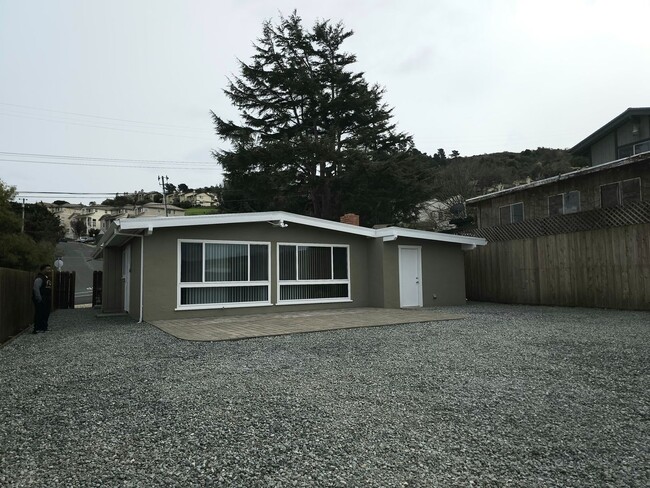 Building Photo - Sunny and Bright 3 bedroom 2 bath Ranch Ho...